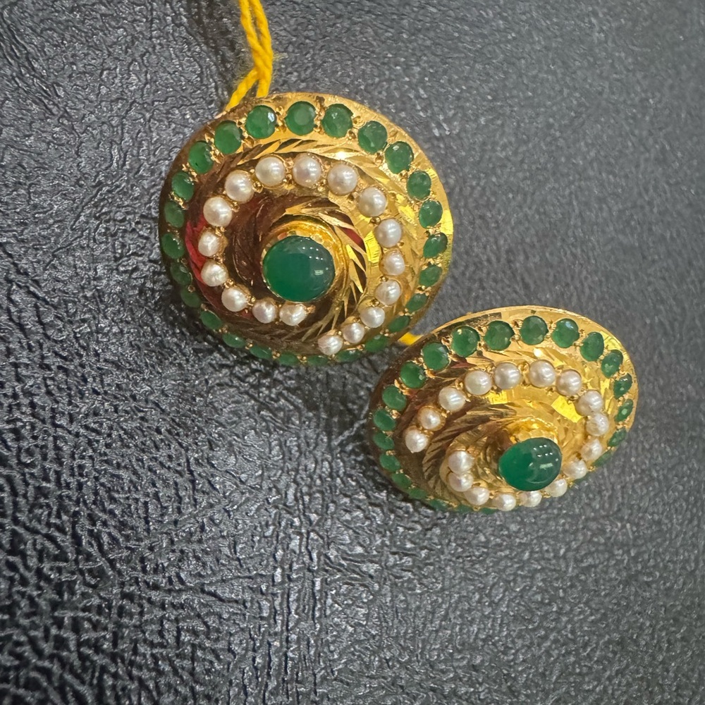 22k gold studs
